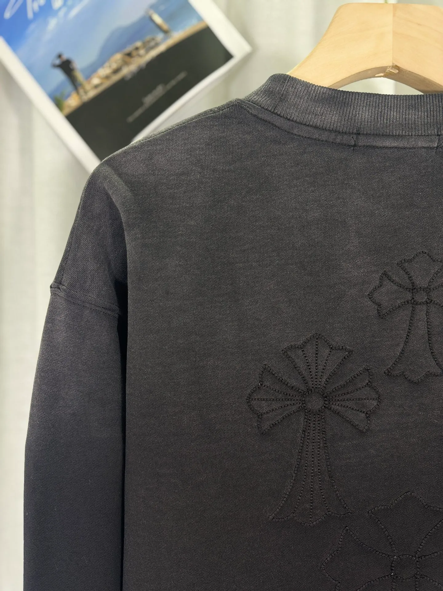 P260 top version, real shot without P, ​​different from market currency) 𝗖𝗵𝗿𝗼𝗺𝗲 𝗛𝗲𝗮𝗿𝘁𝘀/Cro Heart 2025 washed patch embroidery autumn and winter new original single counter American laser burnt 3D three-dimensional color embroidered couple casual sweatshirt 👑The highest version! Customized fabric 430g tripe terry fabric! American acid-washed and distressed original fabric laser burnt ✟appliqué embroidery and exquisite embroidery of letters! The best-selling model in the counter, very comfortable to wear. Accessories: original molded and authenticated collar label➕100% silk wash label. Genuine purchase-grade original hangtag➕matching hanging rope➕3D hanging beads➕original packaging bag. Craftsmanship: The original version has consistent wiring! The highest version of the armhole matching technique! Color: Red Black Size: S M L XL Style No.: 9309